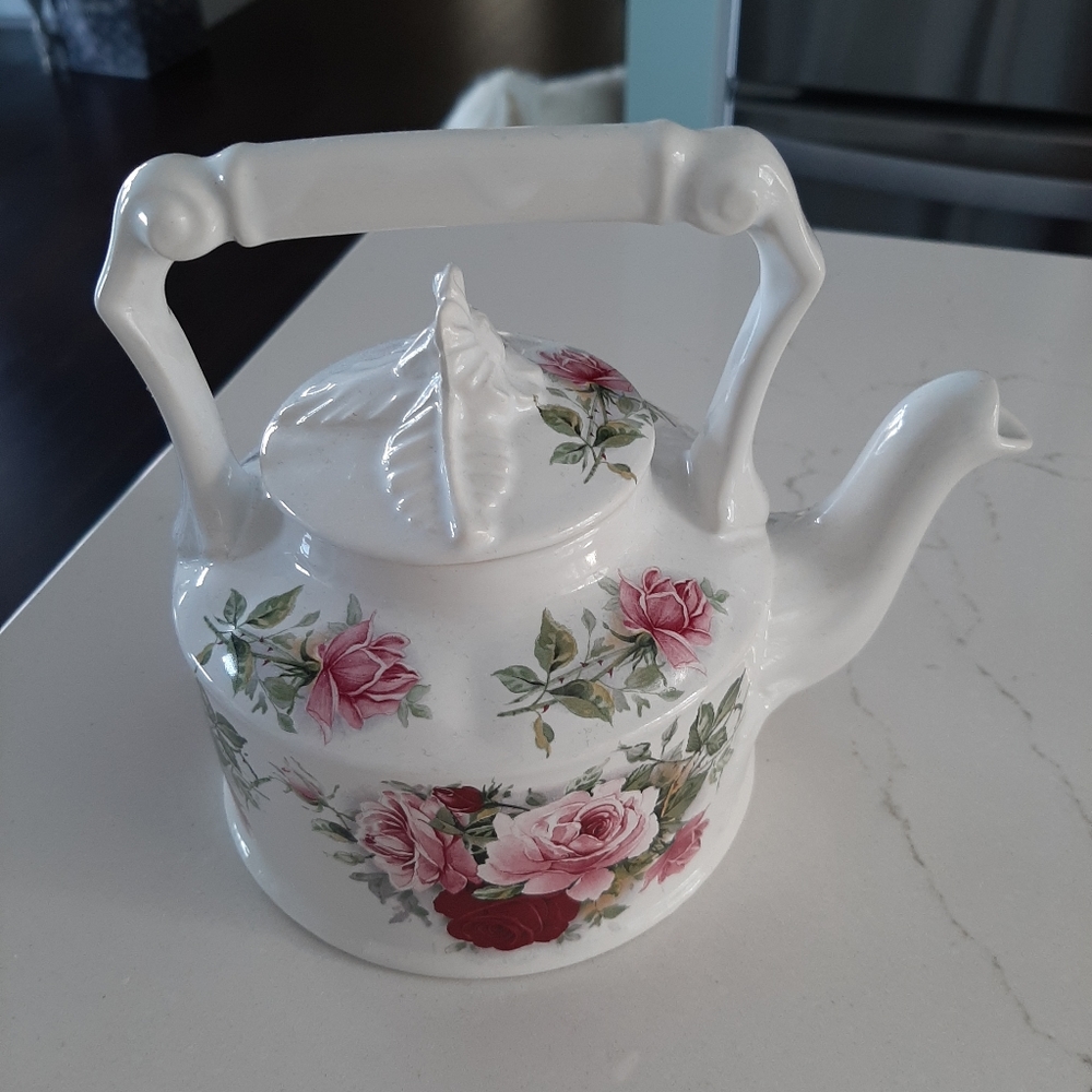 Tea pot